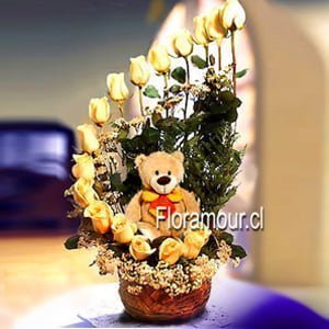 Caracola de rosas color pastel con oso de pelucha