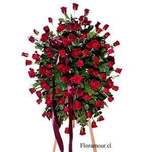 ovalo confeccionado de rosas rojas para Funerales Condolencias y Ceremonias Religiosas Montada en Atril