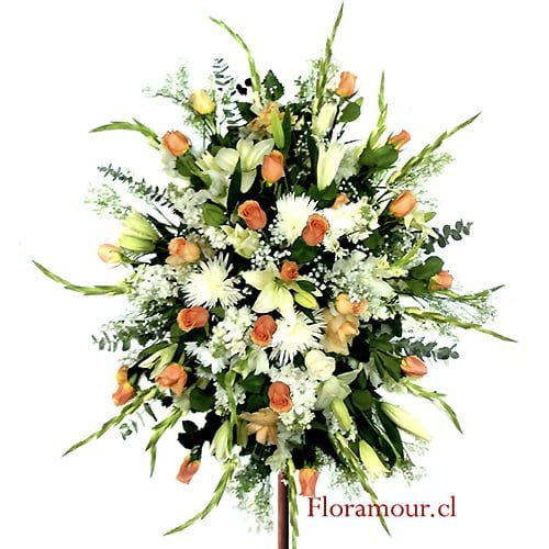 Arreglo floral en pedestal con flores mixtas para decoración de ceremonias