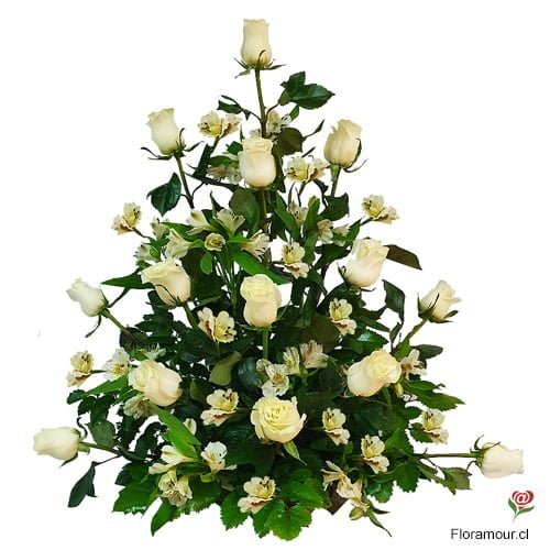 Arreglo floral de arrimo de una cara confeccionado con rosas y complementos