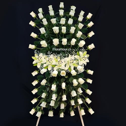 Corona de Flores para Funerales Condolencias y Ceremonias Religiosas Montada en Atril confeccionada con rosas y otras flores blancas en formación