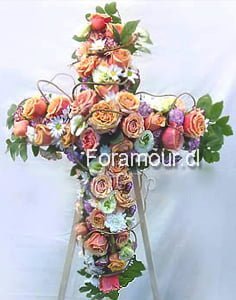 Corona en forma de cruz confeccionada con Flores mixtas para Funerales Condolencias y Ceremonias Religiosas Montada en Atril
