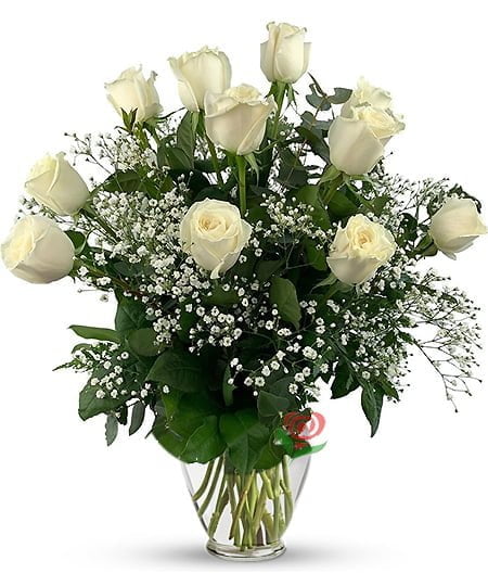 Florero de rosas blancas