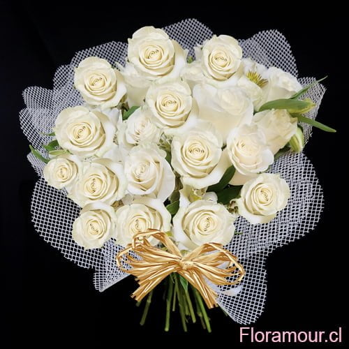 Fino ramo de 20 rosas atadas envueltas en tul Oportuno para toda ocasión