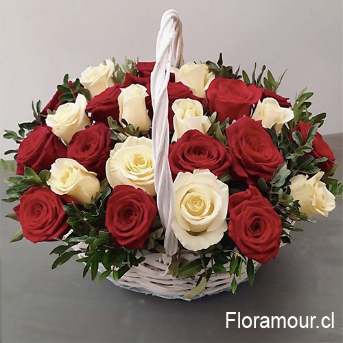 Cesta de rosas blancas y rojas