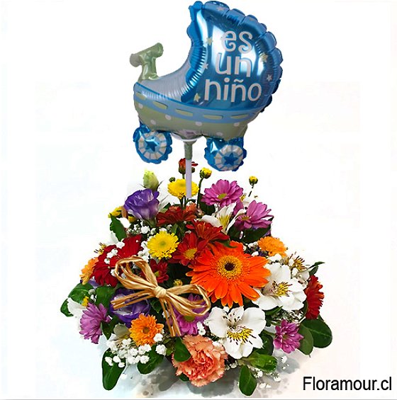 Arreglo floral para nacimiento confeccionado con flores mixtas primaverales en base con humectación Posee un globo metálico con forma de cochecito de bébe en la parte superior Apropiado para celebrar la llegada de un bebé