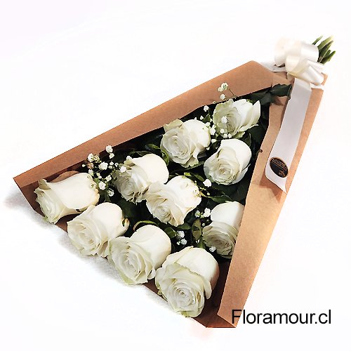Ramo de 10 rosas blancas envueltos en papel ecológico