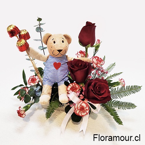 Arreglo en base lencito de peluche rosas claveles bombones