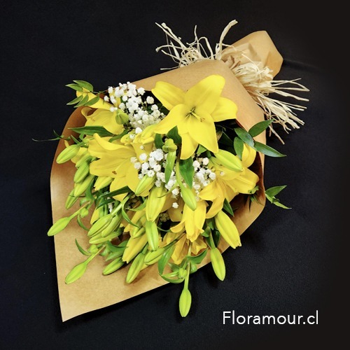 Un toque de color y frescura para cualquier espacio Este ramo de lirios amarillos es pura energía positiva